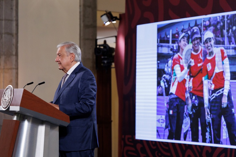 Presidente felicita al equipo femenil de tiro con arco por medalla de bronce en París 2024