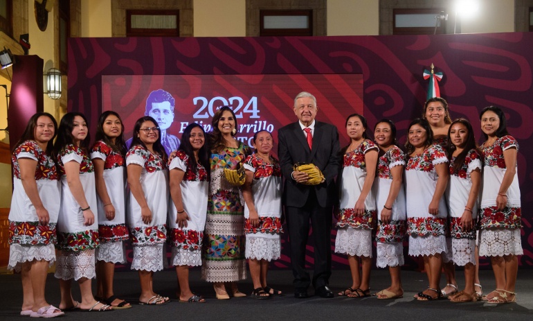 Presidente celebra a las Diablillas de Hondzonot, equipo de softbol en Quintana Roo