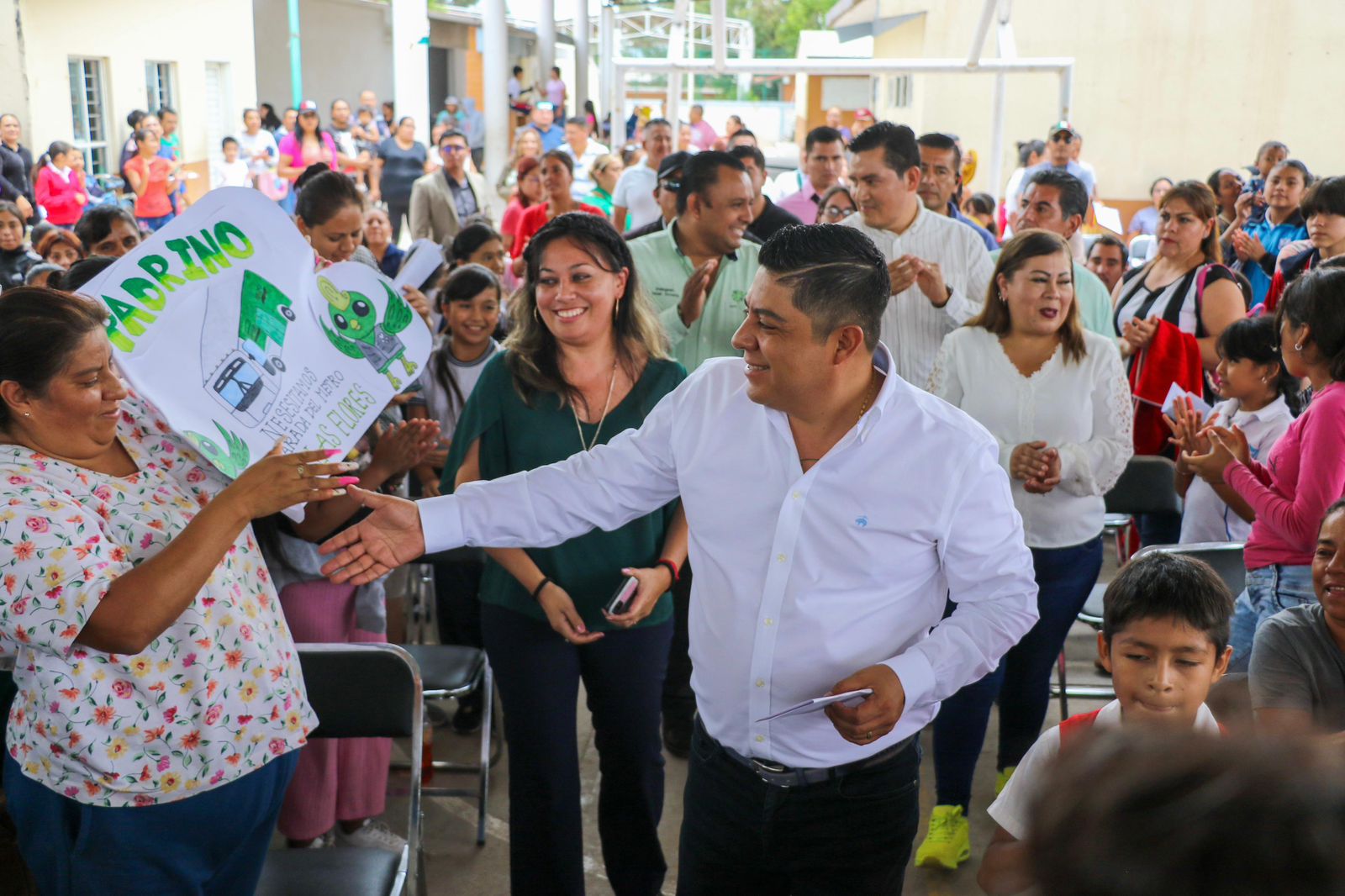 EN LAS FLORES, RICARDO GALLARDO ENTREGA APOYOS ESCOLARES 