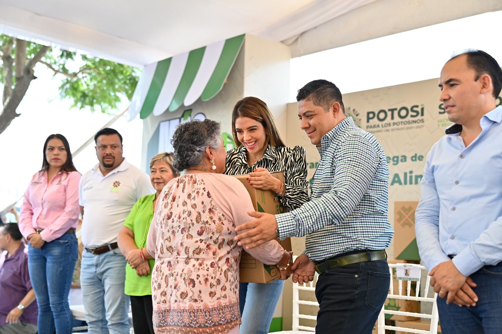 RICARDO GALLARDO ENTREGA PROGRAMA DE SEGURIDAD ALIMENTARIA A FAMILIAS DE MARÍA CECILIA