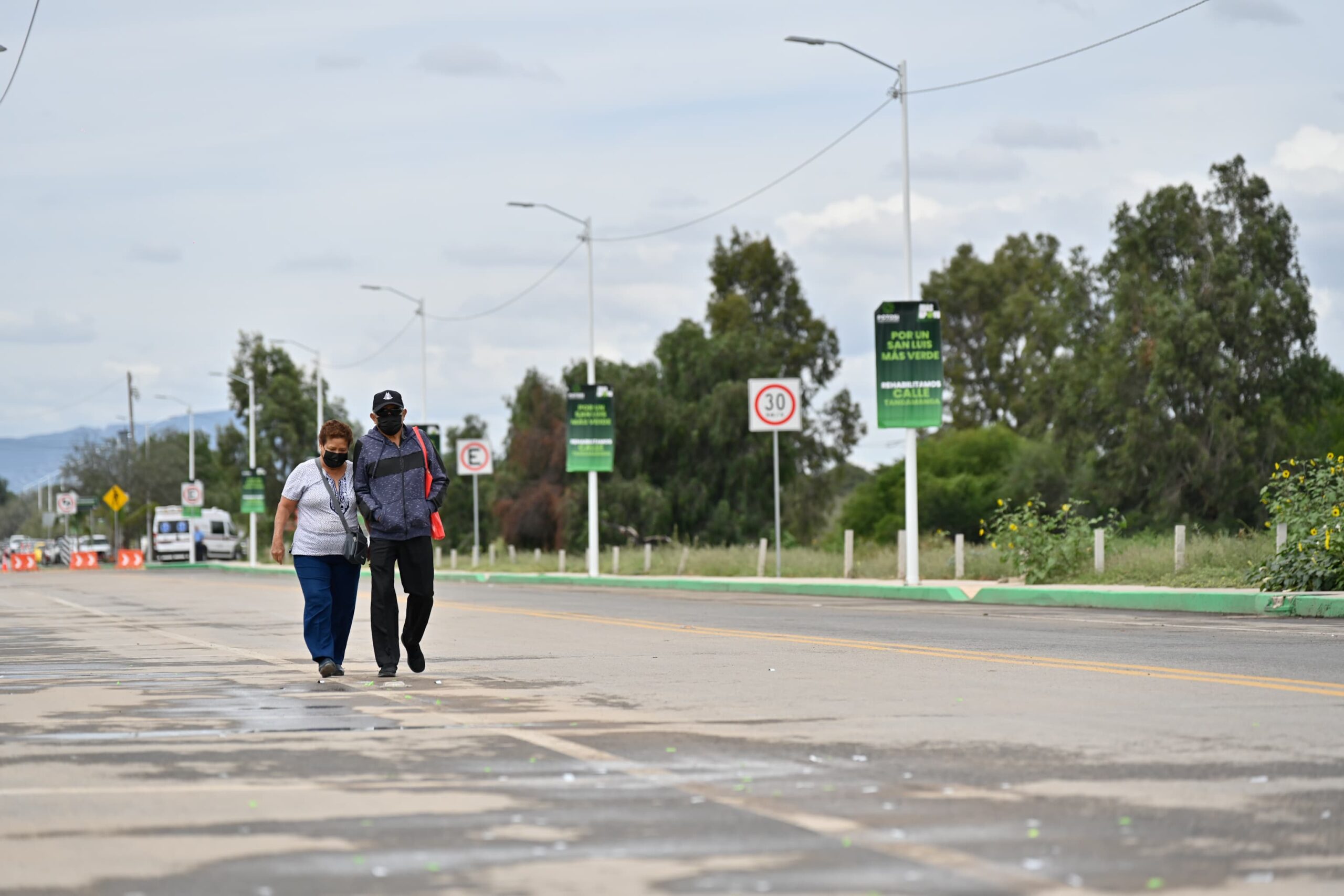 POTOSINAS RECONOCEN A RICARDO GALLARDO POR NUEVA CALLE DE LA CLÍNICA 50 DEL IMSS