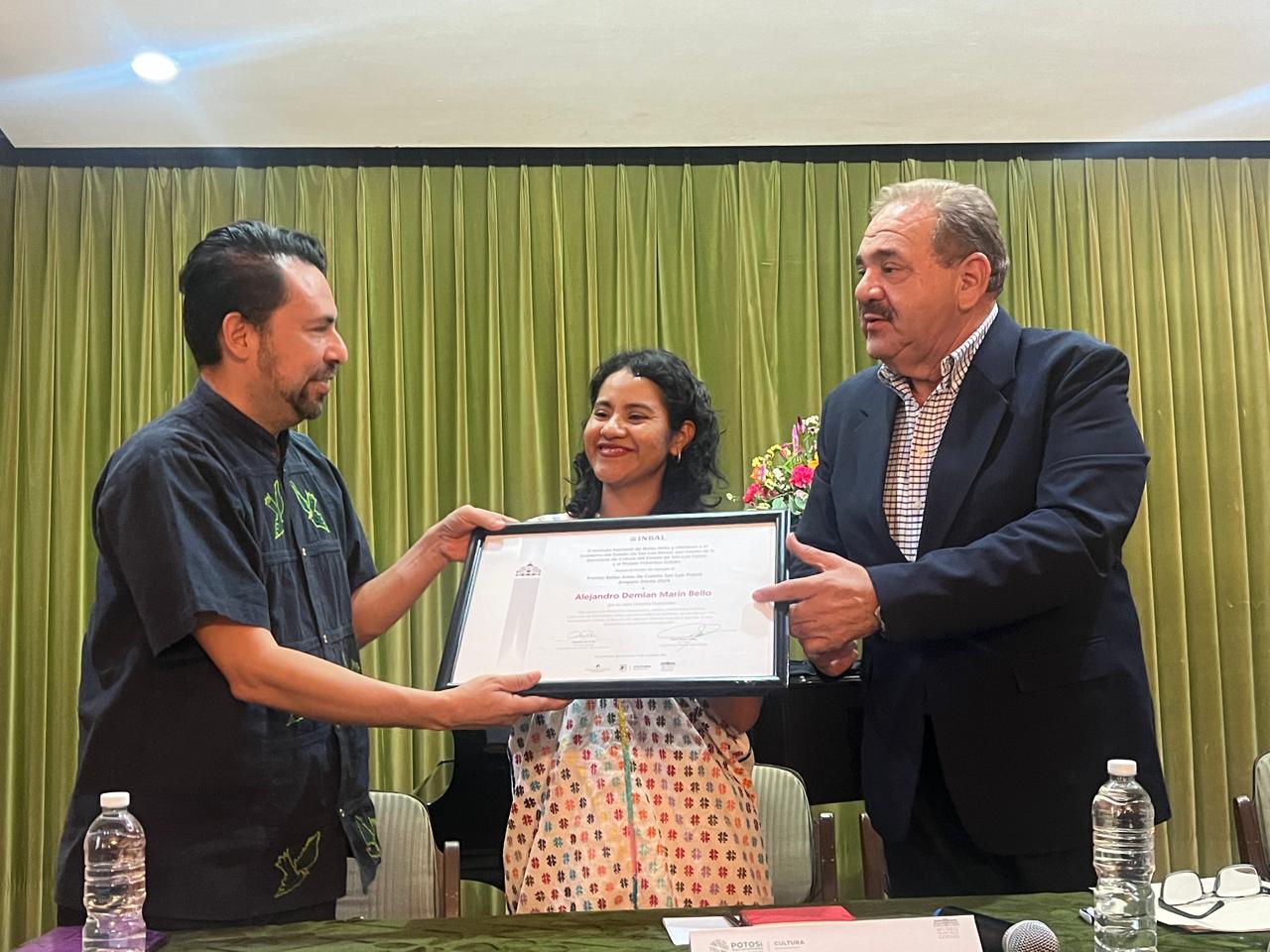 ALEJANDRO DEMIAN MARÍN BELLO RECIBE EL PREMIO BELLAS ARTES DE CUENTO SAN LUÍS POTOSÍ AMPARO DÁVILA 2024