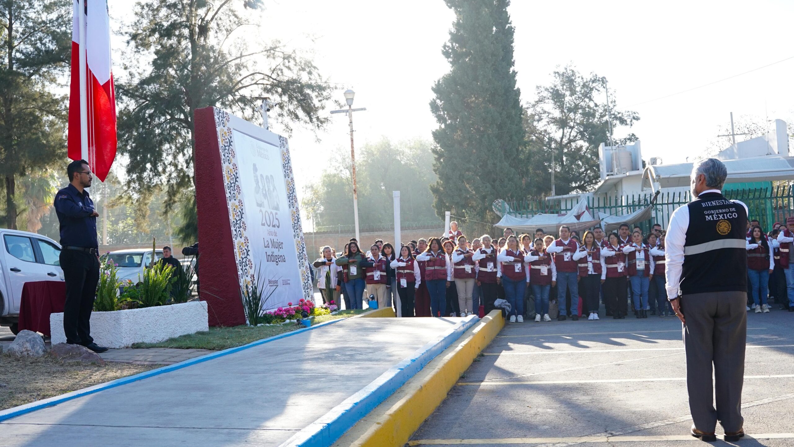 CON FERVOR PATRIO LA DELEGACIÓN DE BIENESTAR SLP RINDE HOMENAJE A LA BANDERA DE MÉXICO