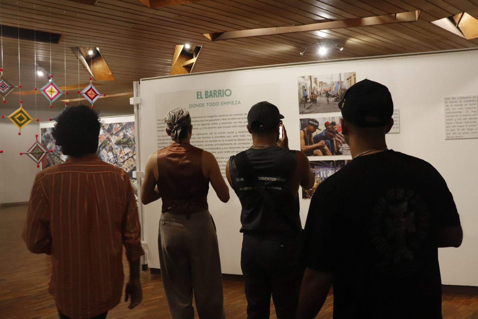 INVITAN A RECORRIDO GUIADO POR LA EXPOSICIÓN“DEL BARRIO AL DESIERTO”