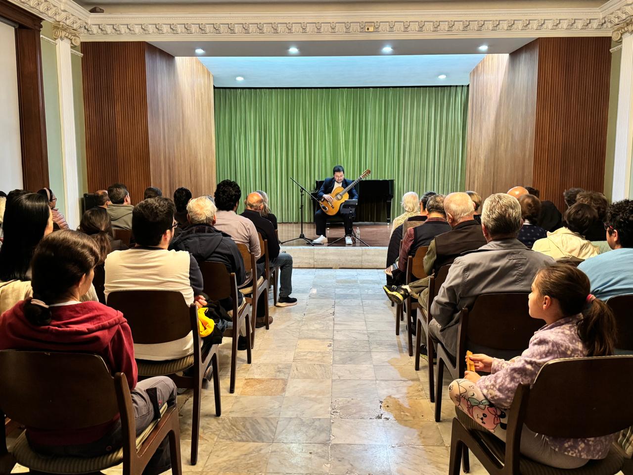 PIANO A SEIS CUERDAS CON RICARDO SALINAS EN EL COSSÍO