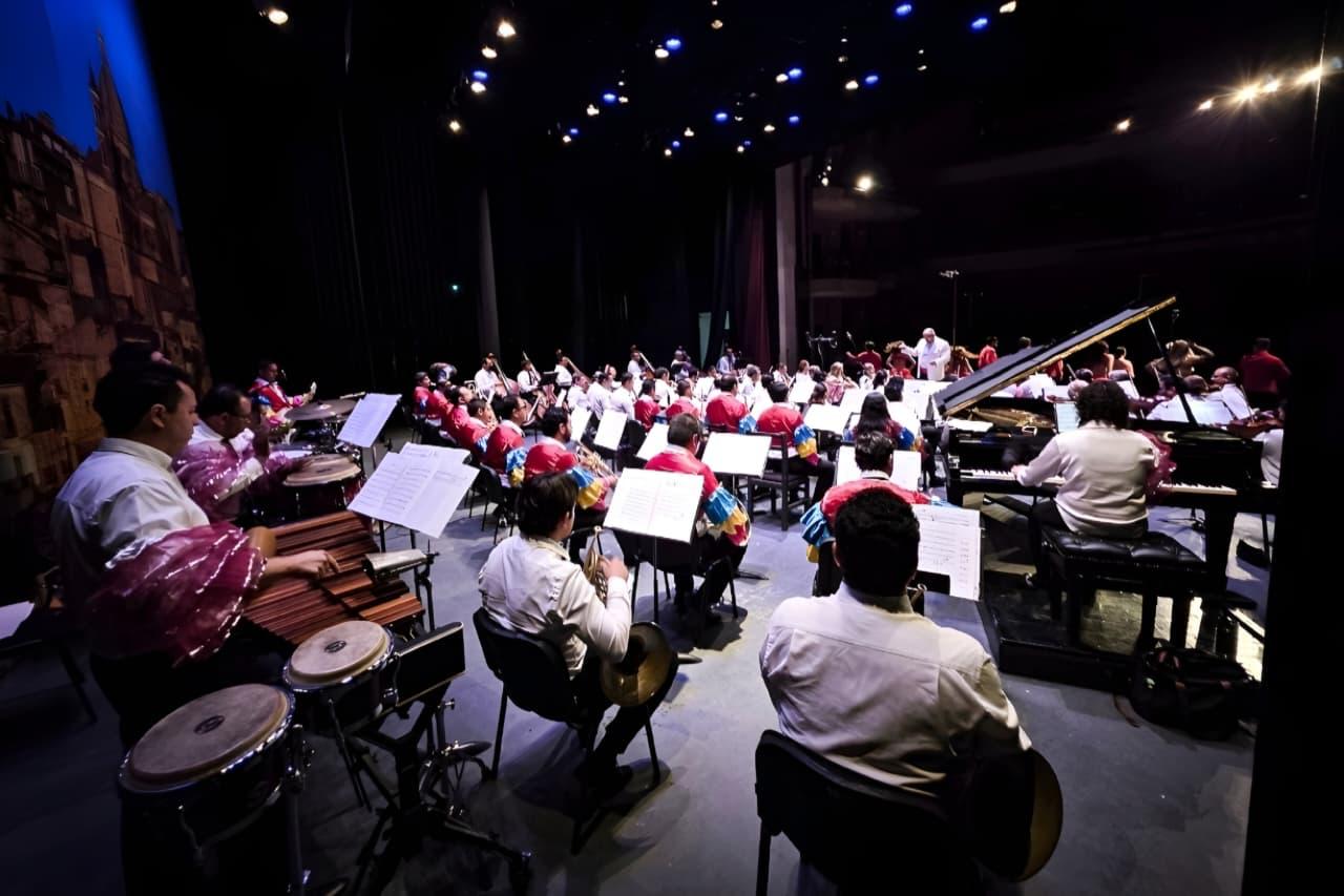 “MAMBO SINFÓNICO”, CONQUISTA AL PÚBLICO EN EL TEATRO DE LA PAZ.