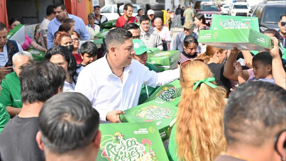 RICARDO GALLARDO CELEBRA CON FAMILIAS EL DÍA DE REYES