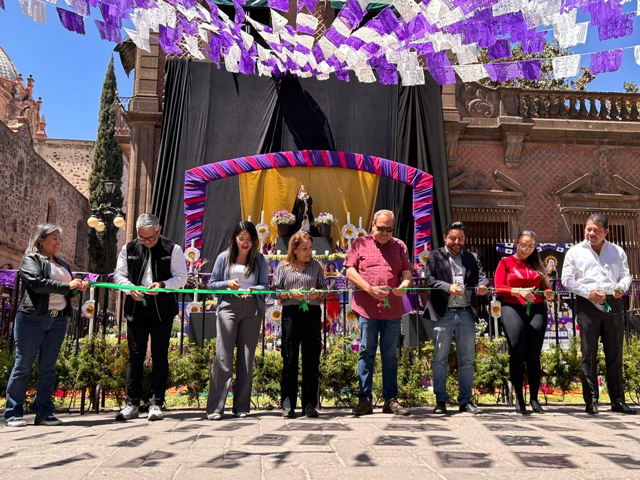 INAUGURAN ALTAR DE DOLORES Y EXPOSICIONES