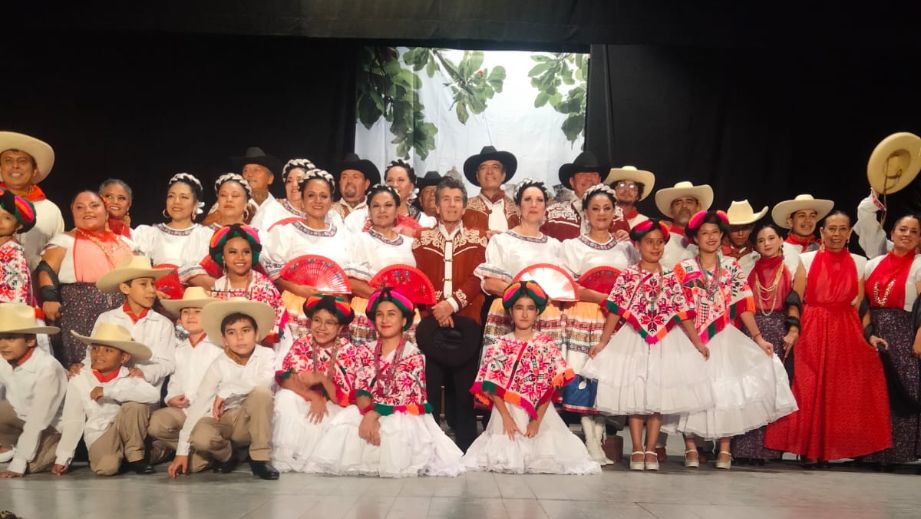CELEBRAN EL 49 ANIVERSARIO DE FUNDACIÓN DEL GRUPO FOLKLÓRICO HUASTECO