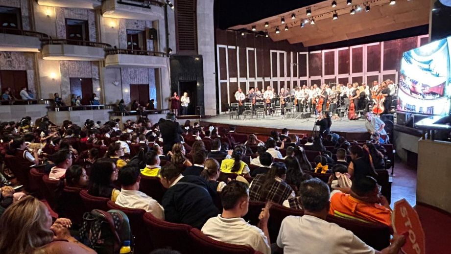 “PLATERO Y LA JOYA DEL REINO” CAUTIVA A MÁS DE MIL 200 ESTUDIANTES EN EL TEATRO DE LA PAZ