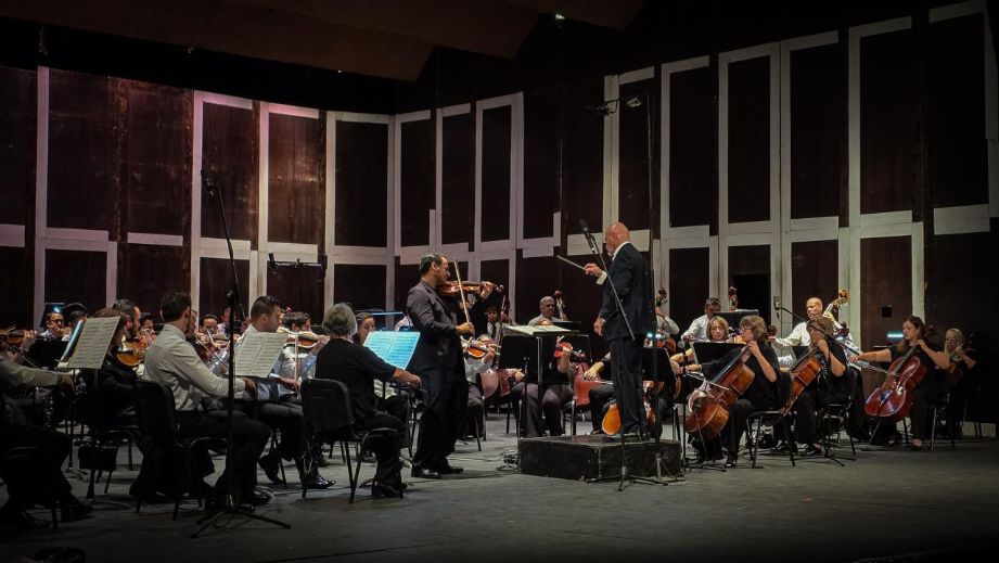 SAN LUIS CONQUISTA AL PÚBLICO CON ORQUESTA SINFÓNICA